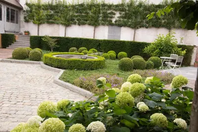 a garden with a fountain in the middle of it at 'Hof der Heerlijckheid' in Borgloon