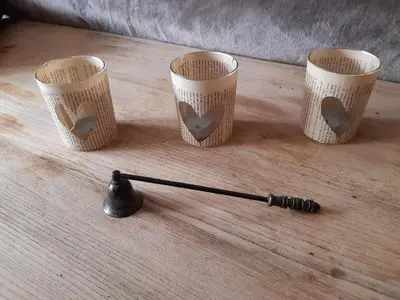 four paper cups on a wooden table with a tablespoon at La Pause in Plombières