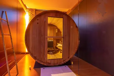 a room with a circular mirror in a room at Le Baiser de Shogun in Ensival