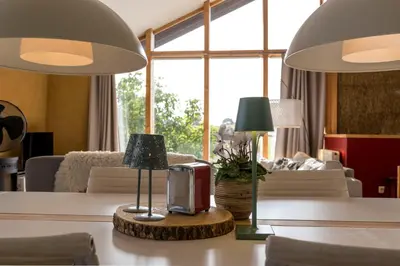 a living room with a table with two lamps at StroEnzo - RUIME LOFT - 5P - 2SLPK - DAKTERRAS - LAADPAAL - 10MIN Maastricht in Riemst