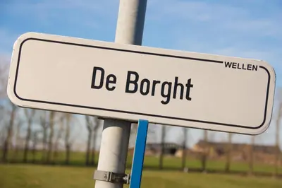 a street sign with the words de borough at 'Op de Borgt' met Finse Grill Kota in Wellen