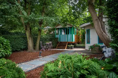 a small house with a porch with a table and chairs at Stadshuisje 36 in Hasselt