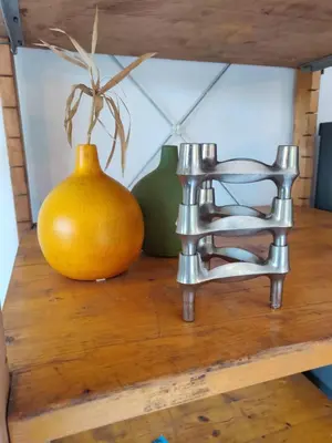 a yellow vase and a metal object on a table at Wetterdelle Lodge in Heers
