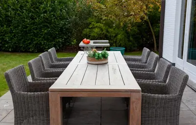 a wooden table with two chairs and a bowl of fruit at Vakantiehuis Elisa in Alken