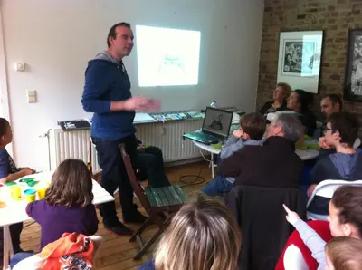 a man standing in front of a class of people at B&B De Henehoeve in Heks