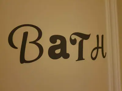 a sign with the word barhi written on a wall at Espace Douffet - Un havre de paix en pleine ville in Liège