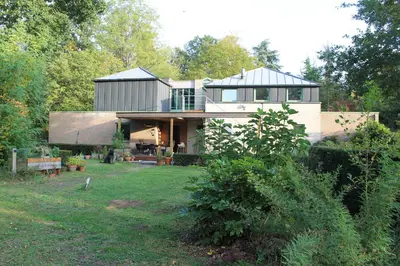 a large house in the middle of a yard at Beau Reg'Art in Hasselt