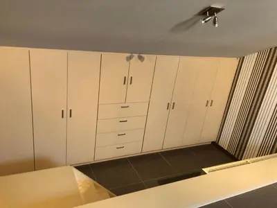 a room with white cabinets and a ceiling at Gastenverblijf 't Princenhuis in Vechmaal