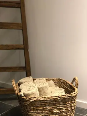 a basket with towels sitting next to a ladder at De Konik in Uikhoven