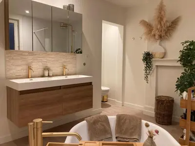 a bathroom with a sink and a mirror at Le petit béguinage in Tongeren