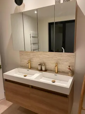 a bathroom with a large white sink and a mirror at Le petit béguinage in Tongeren