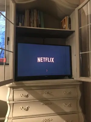 a tv sitting on top of a dresser at Le petit béguinage in Tongeren