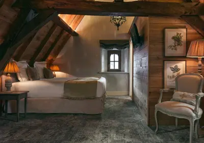 a bedroom with a bed and a window and a chair at Kasteel van Ordingen in Sint-Truiden