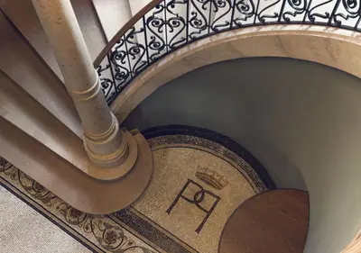 a spiral staircase with a wooden floor and a railing at Kasteel van Ordingen in Sint-Truiden