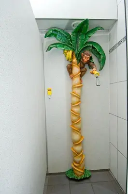 a statue of a palm tree in a bathroom at Camping De Binnenvaart Superior Chalet in Houthalen-Helchteren
