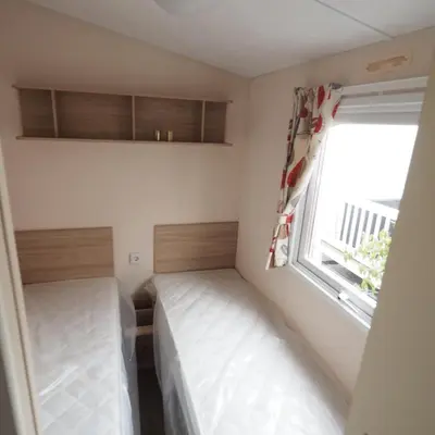 a small room with a bed and a window at Camping De Binnenvaart Superior Chalet in Houthalen-Helchteren