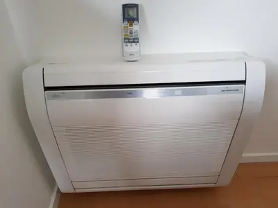 a silver appliance with a remote control on top of it at De achtertuin in Maasmechelen