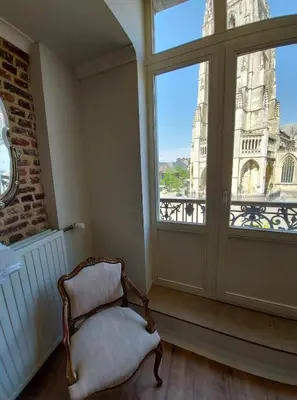a chair sitting in a room with a window at Logies Mario in Tongeren