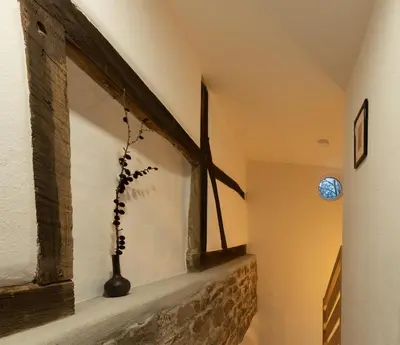 a room with a window with a vase on a wall at Bellerose Maison de Greunebennet in Plombières