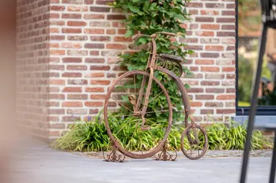 a bike is parked next to a brick wall at B&B Punto Vélo in Zutendaal