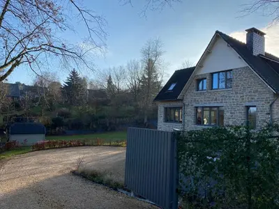 a house with a fence in front of a driveway at Le Retour aux Sources - Chambre d'Hôte chaleureuse et conviviale in Chaudfontaine