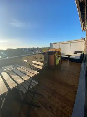 a group of picnic tables on top of a roof at Gezellig 1 slaapkamer appartement nabij het stadscentrum in Hasselt