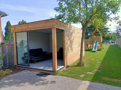 a tiny house in a garden with a large window at Moodraz vakantiehuis centrum Peer in Peer