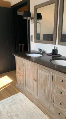 a bathroom with two sinks and a large mirror at Maas Lodge in Maaseik