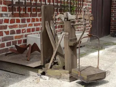 a machine sitting on the sidewalk next to a brick wall at B&B Hoeve Ransberg in Ransberg