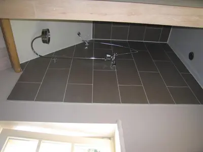 a kitchen with a tile floor with a hose on it at B&B Hoeve Ransberg in Ransberg