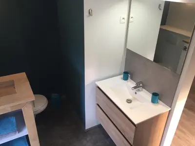 a bathroom with a sink and a toilet at Une Chambre à Foyr ? in Jalhay