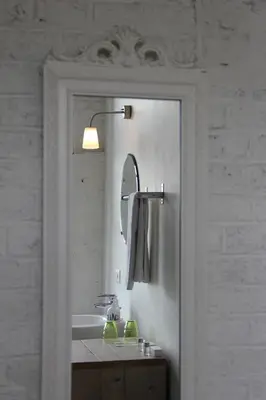 a bathroom with a sink and a mirror at B&B Amuse-Couche in Hasselt