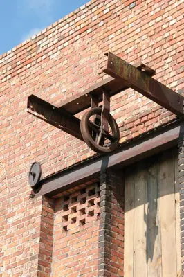 a metal object on the side of a brick building at B&B Amuse-Couche in Hasselt