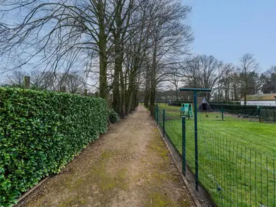 a dirt path next to a fence in a field at De Kievelder in Peer