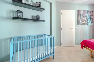 a blue crib in a room with a door at Duplex 90m Centre Verviers Calme Gare à pied Spa Francorchamps 20 min in Verviers