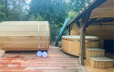a wooden deck with a jacuzzi and a pool at Stunning Home In Meeuwen-Gruitrode in Aan ʼt Hoolven