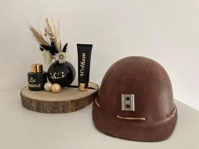a brown helmet next to a wooden table with some items at B&B La Miniera in Genk