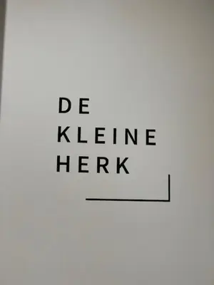 a sign with the words be kleine herk at B&B elzartwinning in Hasselt