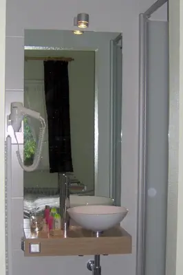 a bathroom with a sink and a mirror at De Zilveren Helm in Halen