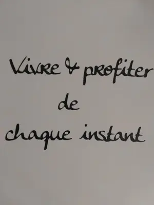 a white wall with a writing on it at La Maison de Sidonie in Jalhay