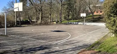 an empty basketball court with a basketball hoop at liège 4420 rue jean Jaurès 45 grande maison joyeuse avec terrasse 30m2 pour 8 personnes maximum in Saint-Nicolas