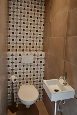 a bathroom with a toilet and a sink at Sweet Valley Madeleine in Zutendaal