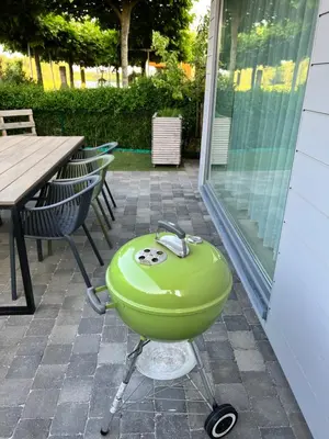 a green bowl sitting on top of a patio at Ons Maashuisje in Maaseik