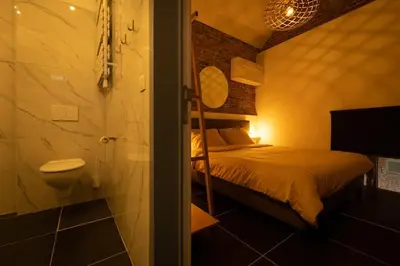 a bedroom with a bunk bed and a bathroom with a toilet at Haspenhoeve Vakantiewoning in Herstappe