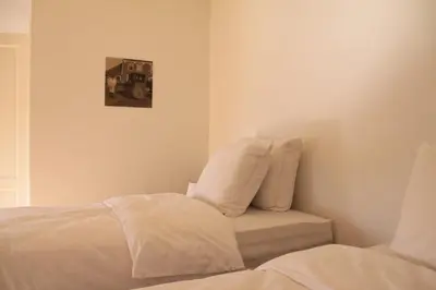a bedroom with a bed and a picture on the wall at Hoeve Luitenant Halleux in Linter