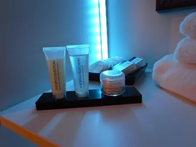 a table with two glasses and a jar of cosmetics at B&B Bianero in Peer