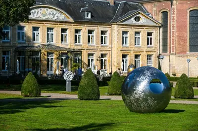 a large egg in the grass in front of a building at Vakantiewoning P3F in Plombières