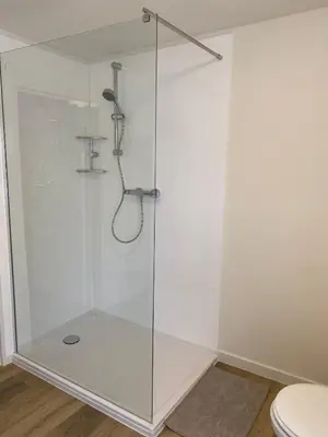 a glass shower in a bathroom with a toilet at Vakantiewoning Wurfeldermolen in Maaseik