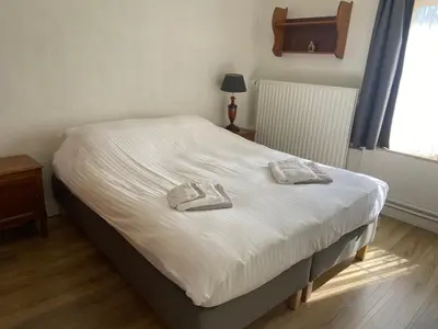 a bed with two towels on it in a bedroom at Vakantiewoning Wurfeldermolen in Maaseik