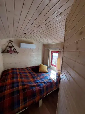a bed in a small room with a wooden ceiling at Margaux B&B Babbita in Stokrooie